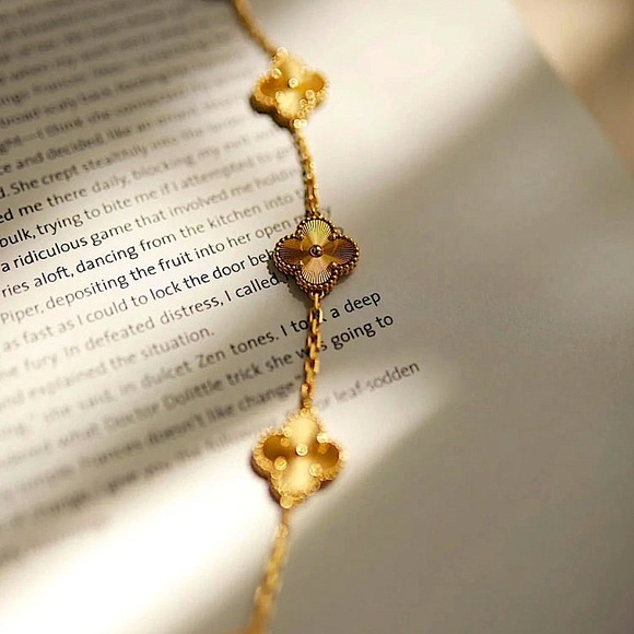 Gold Motif Clover Luxury Bracelet - Picture 4 of 4